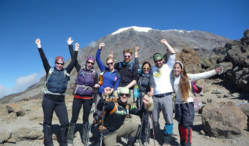 La ruta Lemosho se acerca al monte Kilimanjaro desde el oeste y luego se une a la ruta Machame. Tiene la opción de hacerla en 8 días lo que la hace sencilla para para aclimatación.